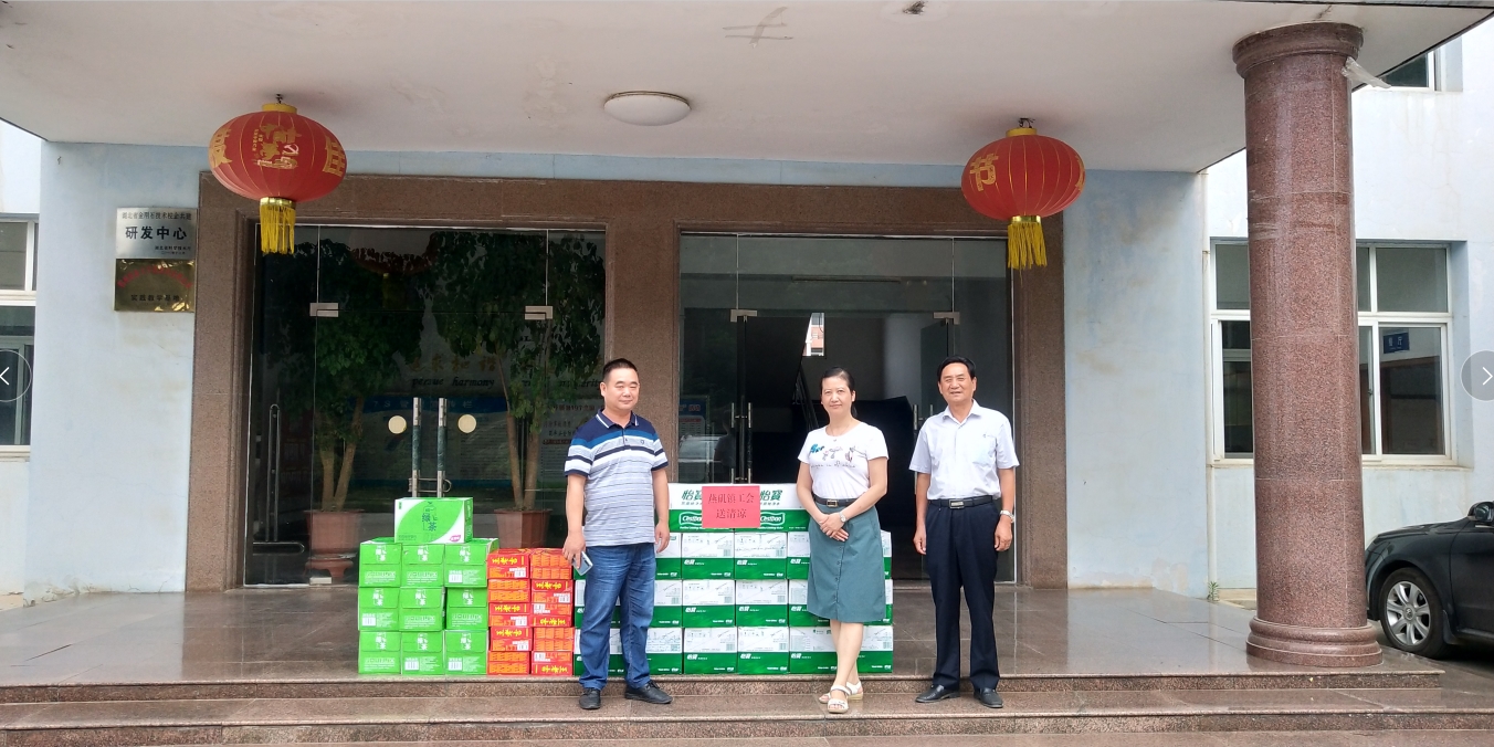 鎮(zhèn)工會(huì)為湖北昌利公司一線職工送“清涼” 鎮(zhèn)工會(huì)為湖北昌利公司一線職工送“清涼”