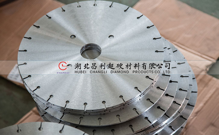 金剛石切割片的基體要具有一定的高屈服強(qiáng)度一高彈性極限及高抗拉強(qiáng)度