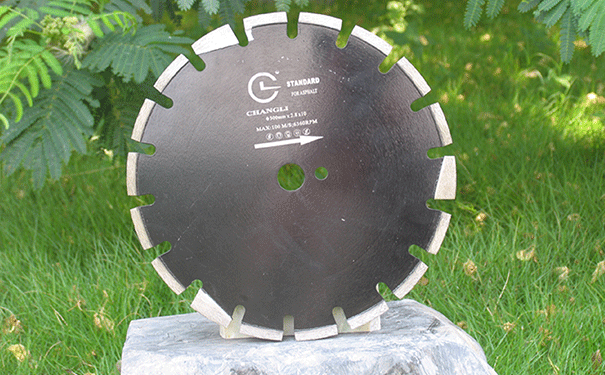 新型金剛石鋸片不斷地應用到生產中如低噪聲型