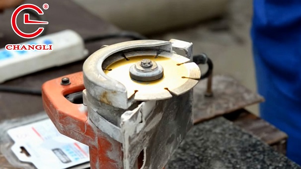 花崗巖鋸片的安裝是每個操作人員都要會的