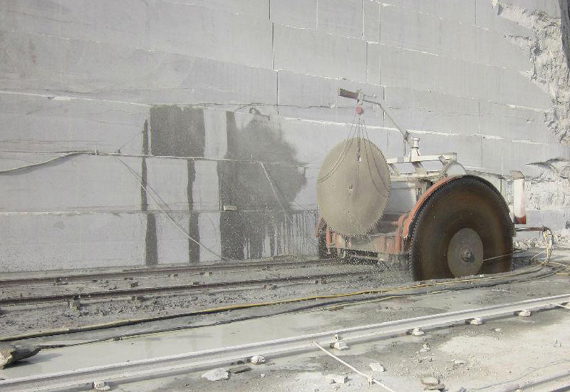 較為普遍的石材開采方法為-金剛石切割片鋸切開采